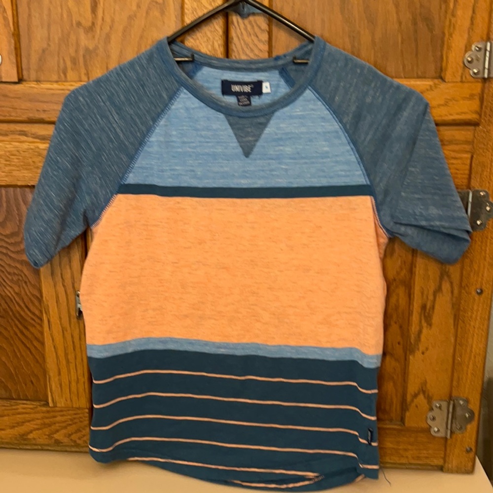 Univibe v-neck tee. Peach and blue. M